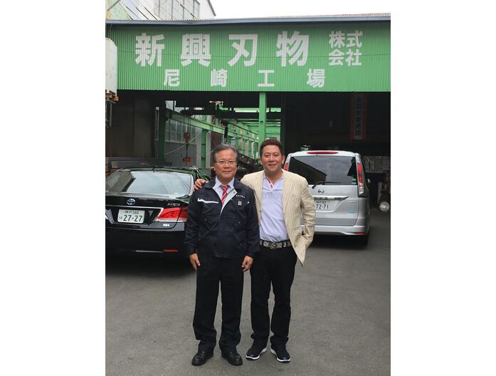 威臺領(lǐng)導與新興刃物社長